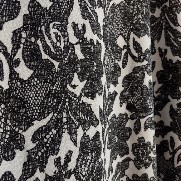 Lane Bryant Size 26/28 Lace Floral pattern Short Sleeve Lace Up Back Top Blouse - Picture 8 of 13